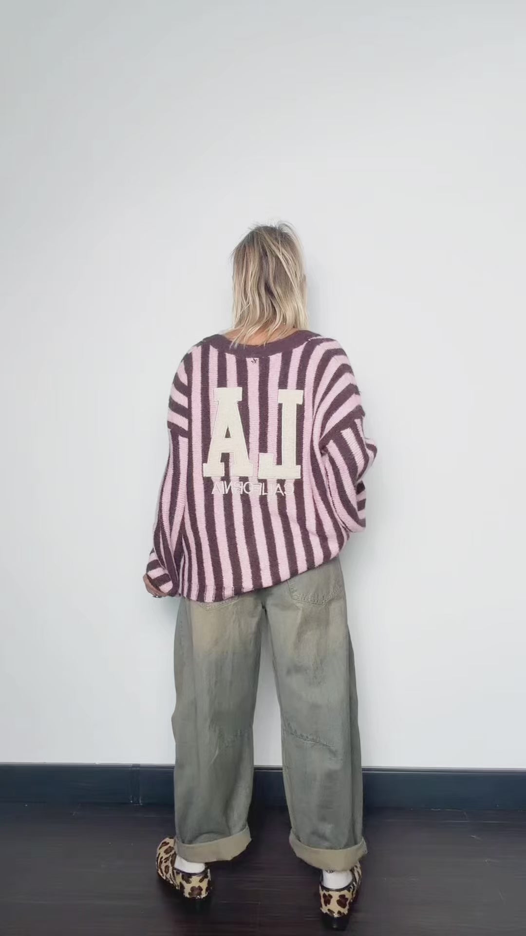 Cardigan Souvenir a righe con applicazione AI sul retro