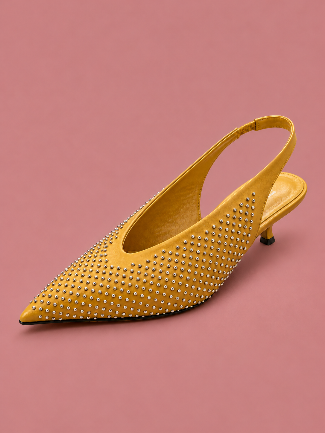 Slingback a punta con microborchie e tacco basso