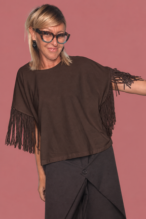 T-shirt over bianca e moro con frange moro in camoscio sulle maniche