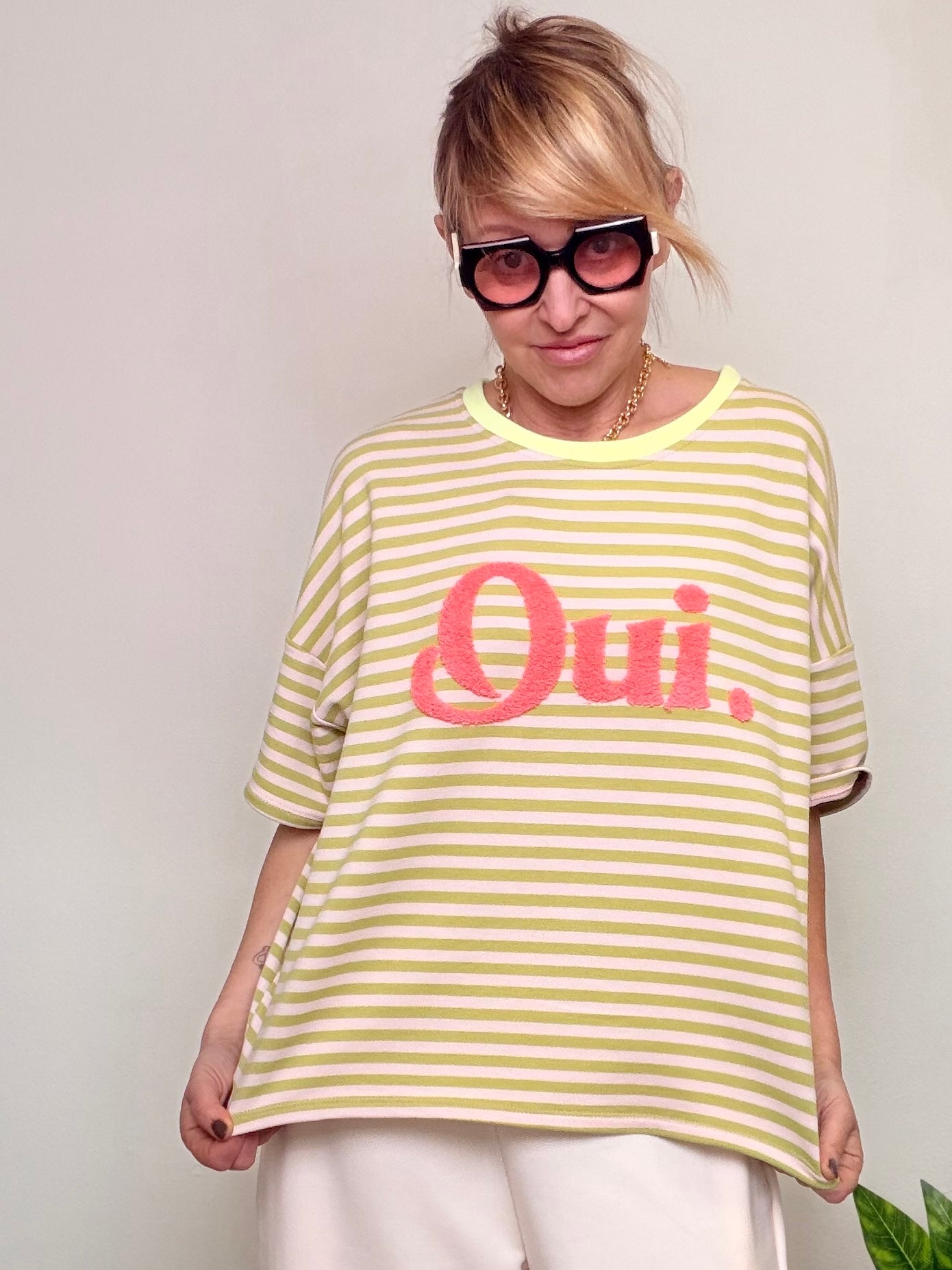 Felpa Oversize a Righe con Stampa "Oui" in Spugna