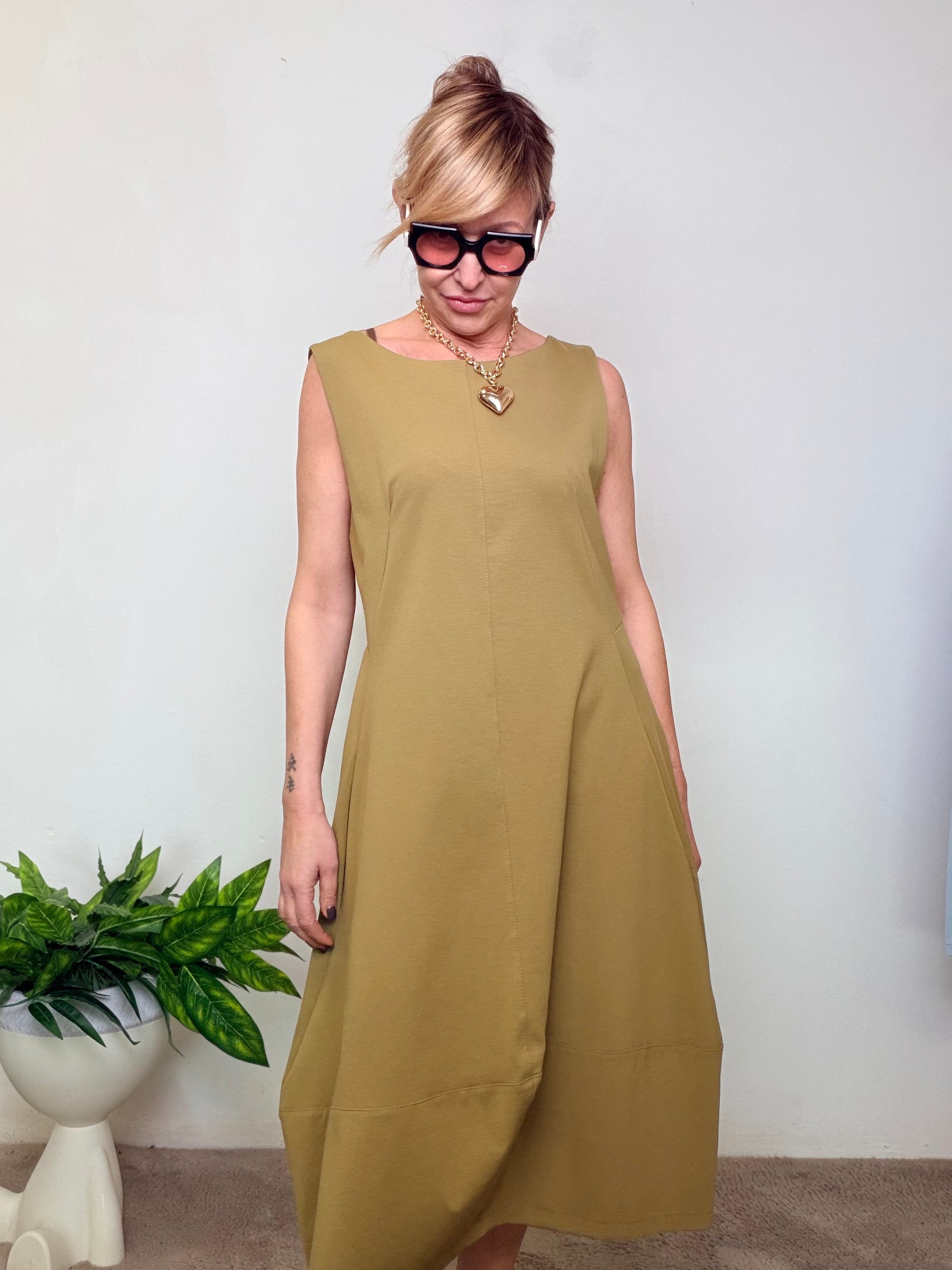 Abito Smanicato in Punto Milano con Tasche a Filo