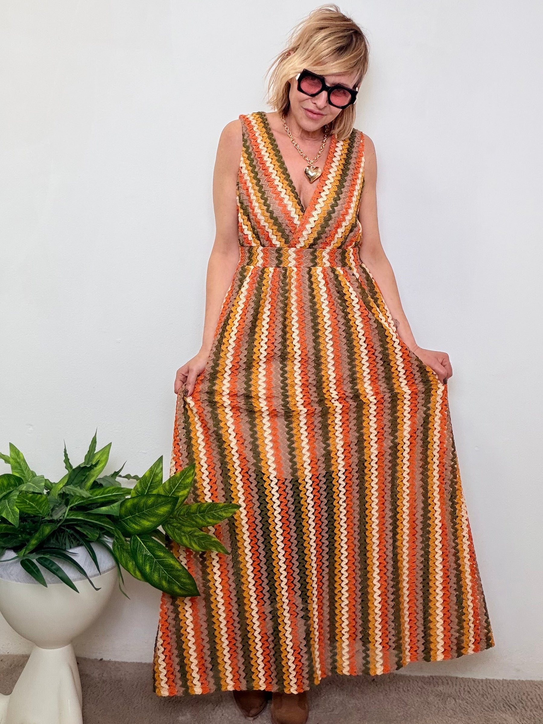 Abito Lungo Senza Maniche con Stampa Geometrica a Onde