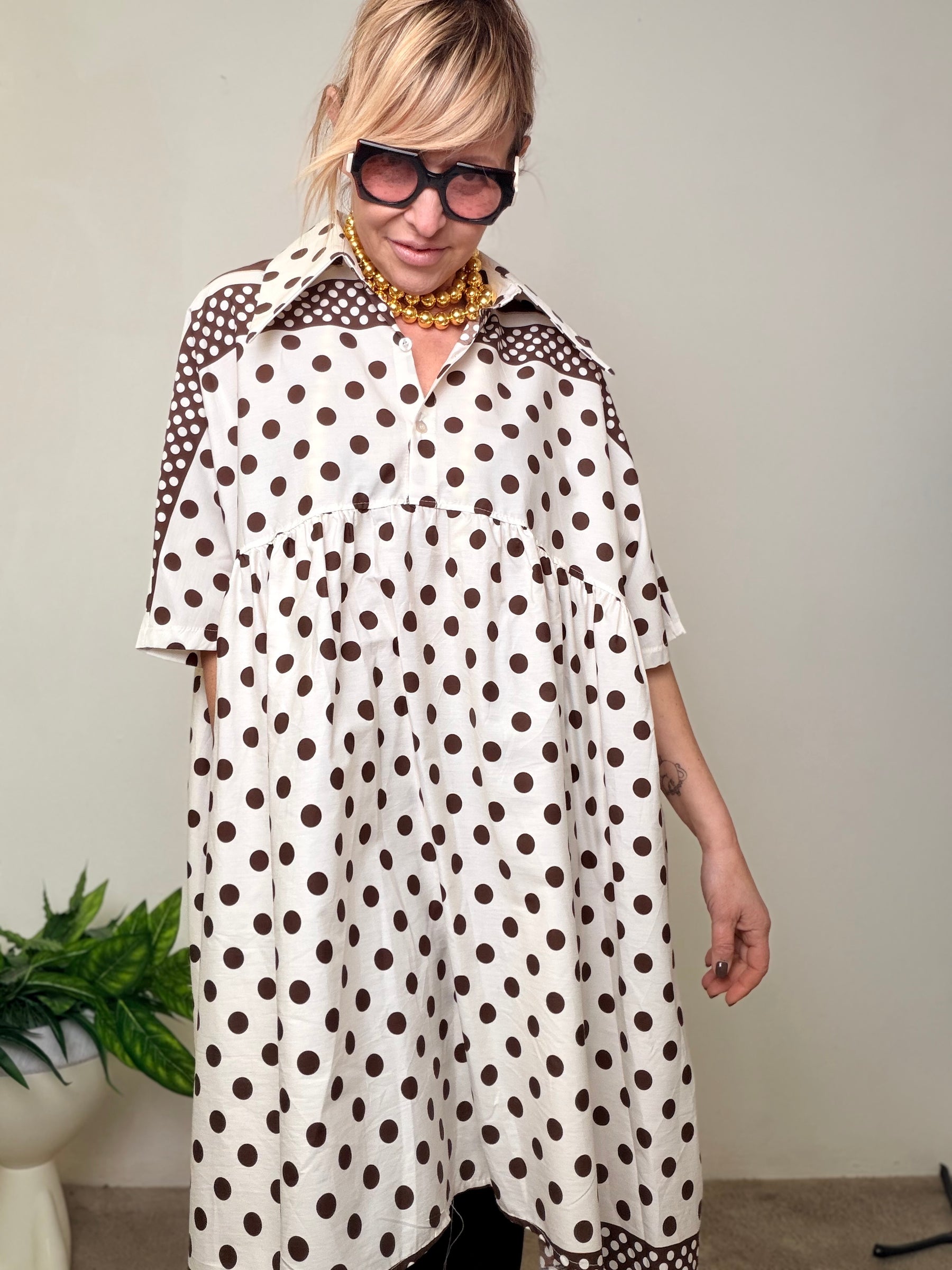 Abito Camicia Oversize a Pois con Dettagli a Contrasto