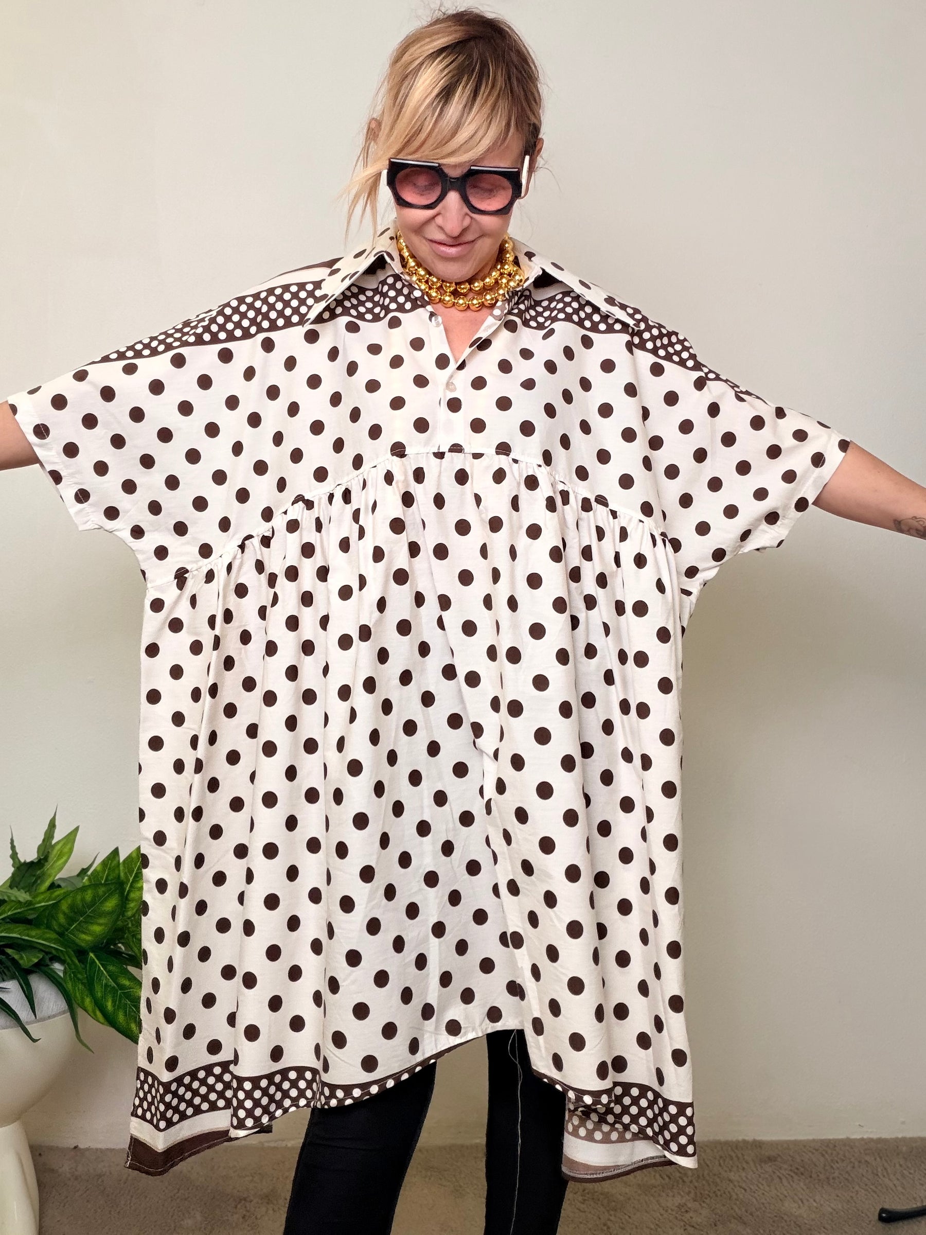 Abito Camicia Oversize a Pois con Dettagli a Contrasto