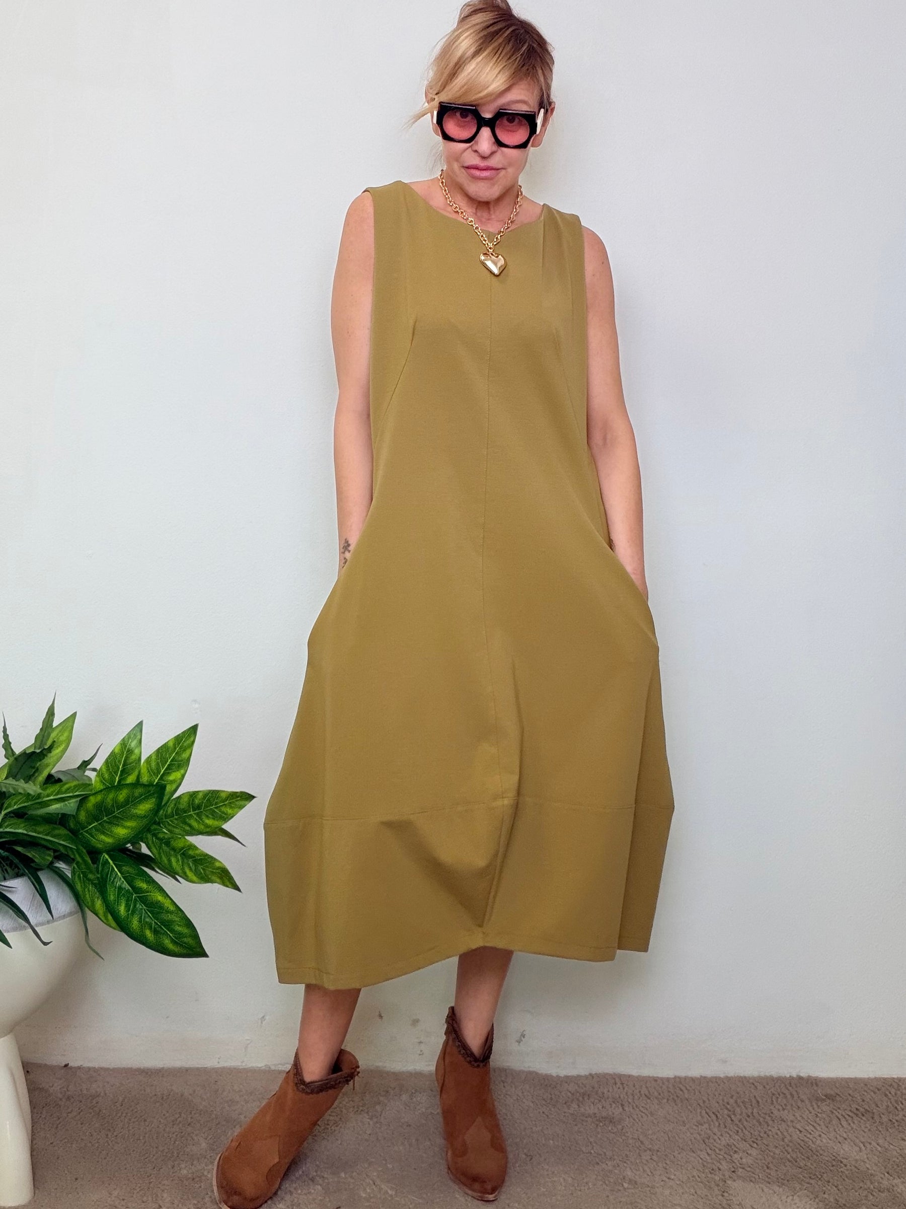 Abito Smanicato in Punto Milano con Tasche a Filo