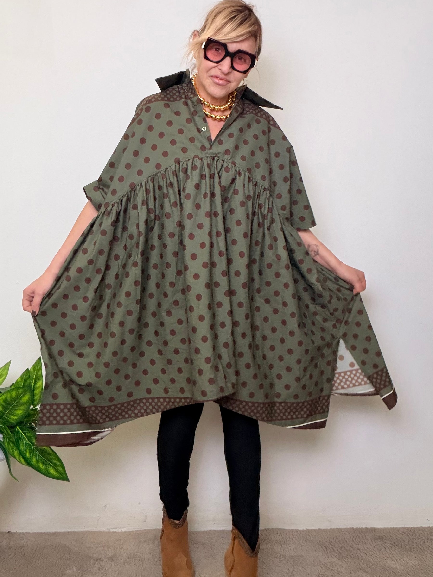 Abito Camicia Oversize a Pois con Dettagli a Contrasto
